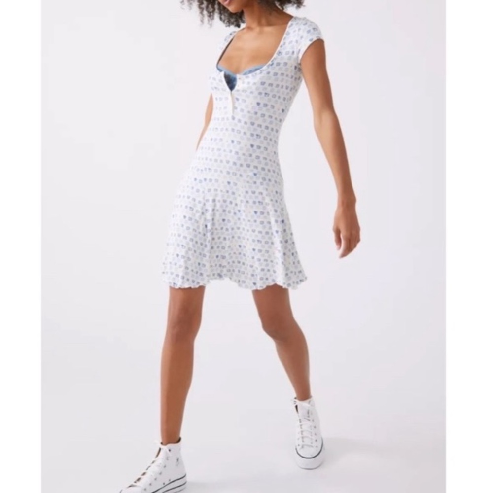 Urban Outfitters Maureen Henley Mini Dress Size Medium 6-8 white blue floral